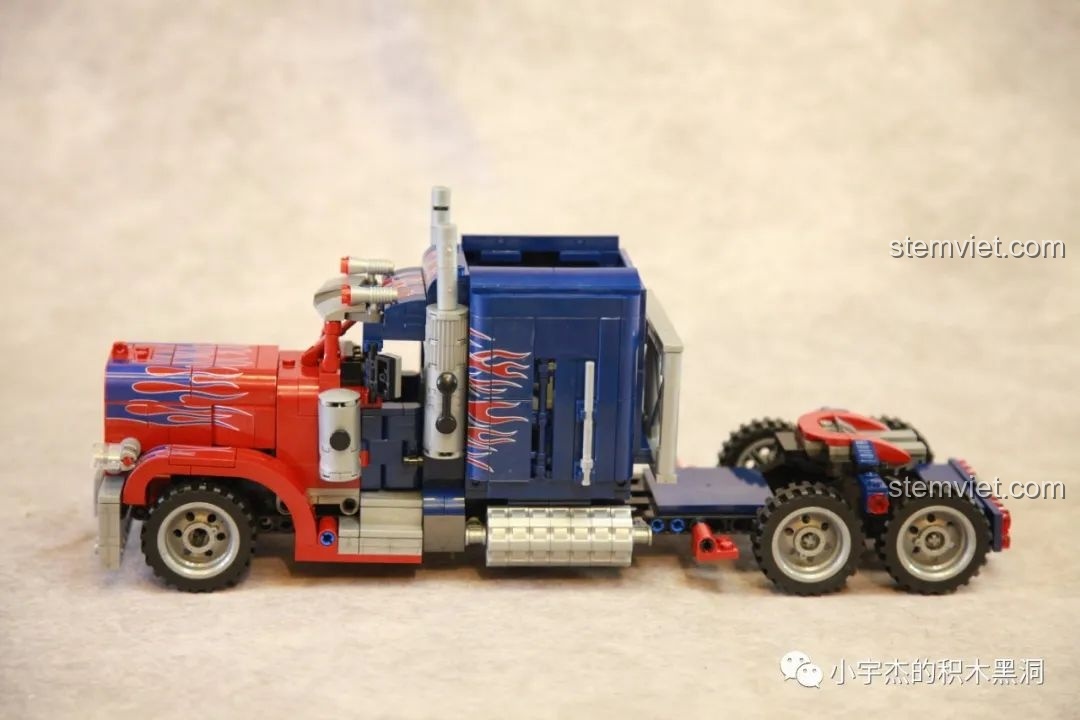 Góc nhìn ngang thân xe của mô hình Xe Tải Peterbilt 389 Kéo Lùi Màu Optimus Prime SEMBO, thể hiện sự cân đối.
