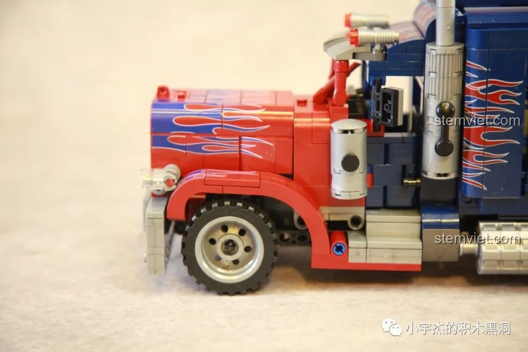 Chi tiết bánh xe và vòm bánh của mô hình Xe Tải Peterbilt 389 Kéo Lùi Màu Optimus Prime SEMBO, thể hiện độ chắc chắn.