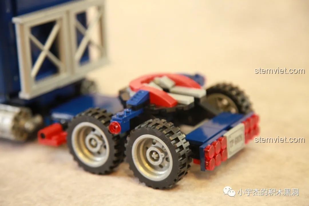 Mô hình hoàn chỉnh của bộ lắp ráp SEMBO 701803 Xe Tải Peterbilt 389 Kéo Lùi Màu Optimus Prime, nhìn từ góc phía sau.