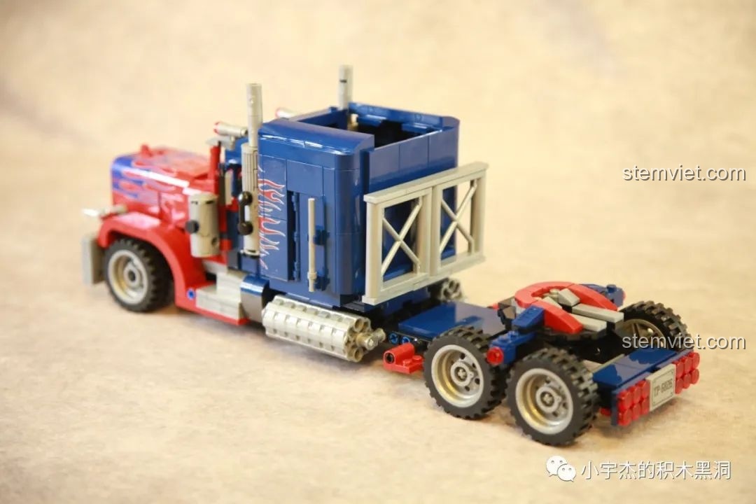 Góc nhìn nghiêng thân xe của mô hình Xe Tải Peterbilt 389 Kéo Lùi Màu Optimus Prime SEMBO, thể hiện họa tiết lửa.