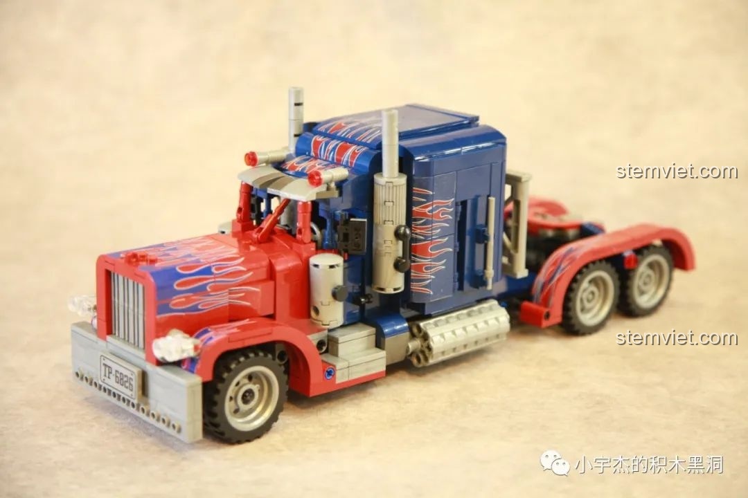 Góc nhìn trực diện từ phía trước của mô hình hoàn chỉnh Xe Tải Peterbilt 389 Kéo Lùi Màu Optimus Prime SEMBO.
