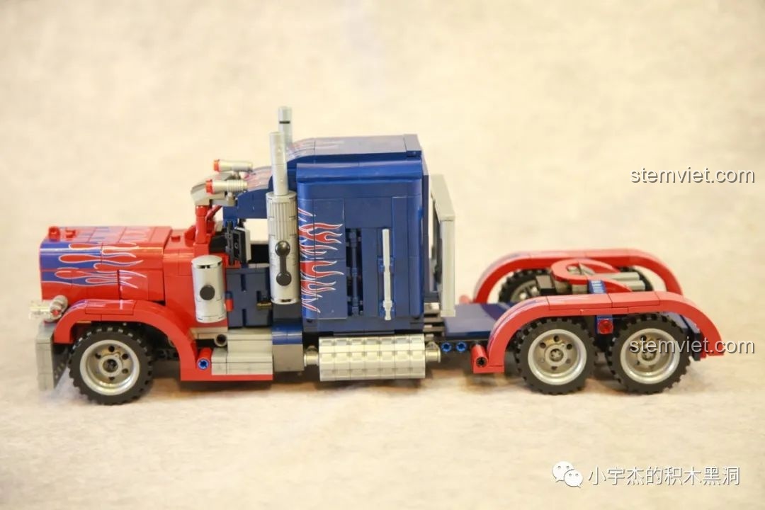 Góc nhìn trực diện từ phía trước của mô hình hoàn chỉnh Xe Tải Peterbilt 389 Kéo Lùi Màu Optimus Prime SEMBO dưới ánh sáng tốt.
