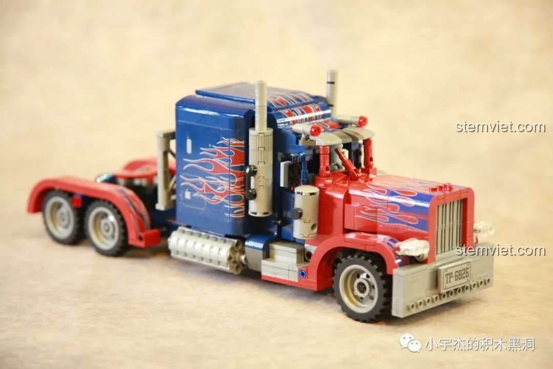Chi tiết ống xả và bình nhiên liệu bên hông của mô hình Xe Tải Peterbilt 389 Kéo Lùi Màu Optimus Prime SEMBO.