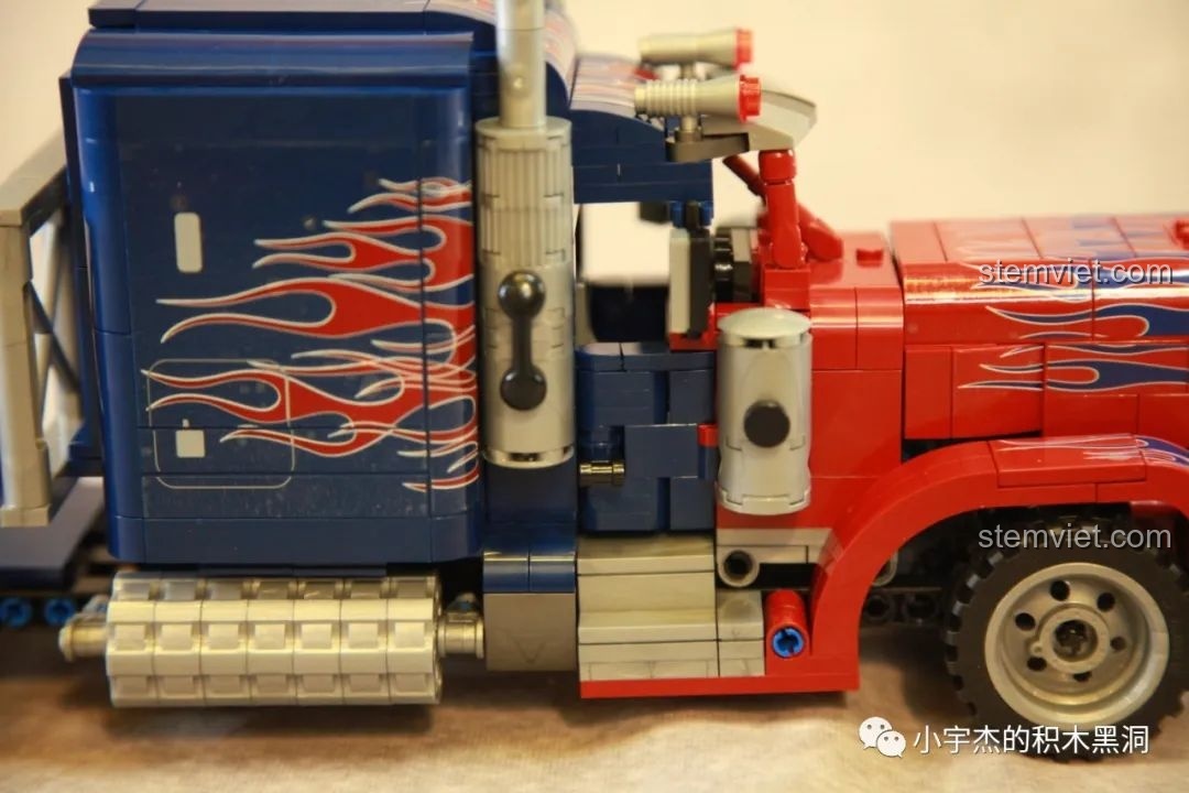 Chi tiết ống xả và bình nhiên liệu bên hông của mô hình Xe Tải Peterbilt 389 Kéo Lùi Màu Optimus Prime SEMBO.