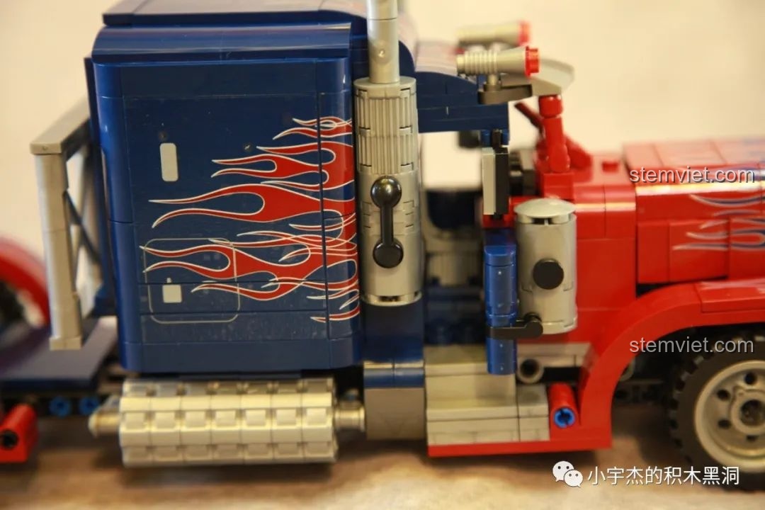 Chi tiết ống xả và bình nhiên liệu bên hông của mô hình Xe Tải Peterbilt 389 Kéo Lùi Màu Optimus Prime SEMBO.