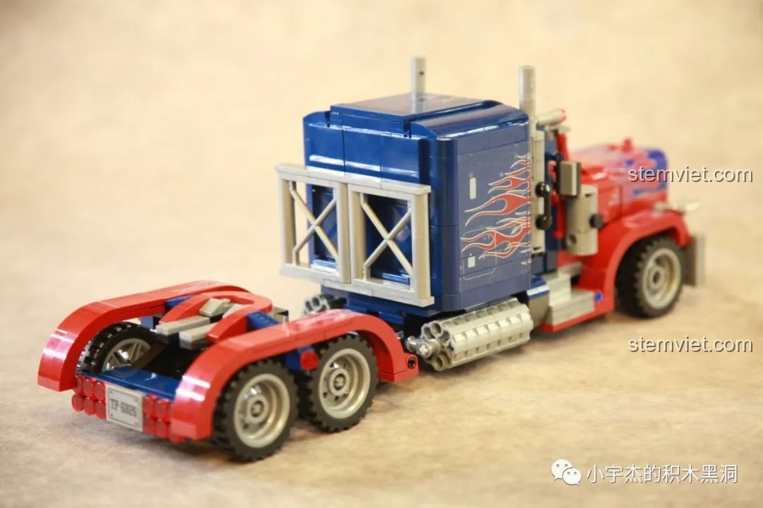 Góc nhìn 3/4 từ phía sau của mô hình hoàn chỉnh Xe Tải Peterbilt 389 Kéo Lùi Màu Optimus Prime SEMBO, thể hiện vẻ đẹp tổng thể.