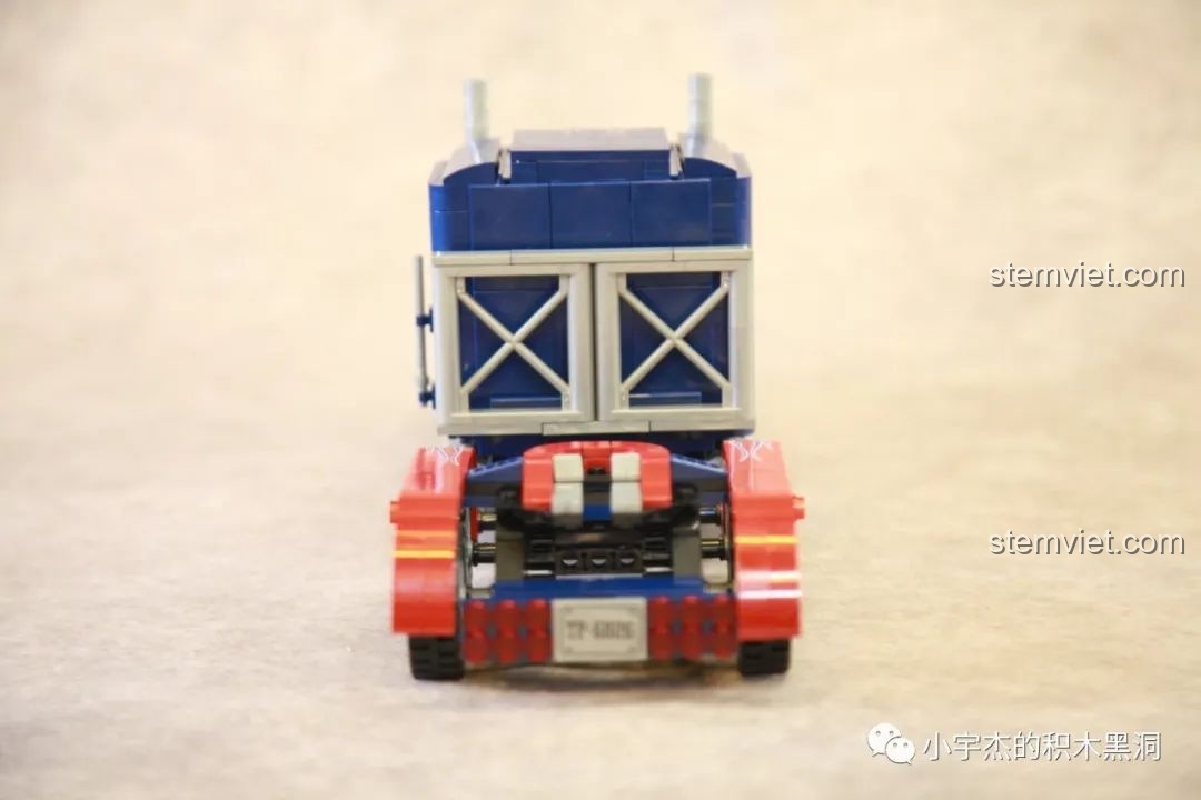 Góc nhìn trực diện từ phía sau của mô hình Xe Tải Peterbilt 389 Kéo Lùi Màu Optimus Prime SEMBO, nổi bật đèn hậu và biển số.