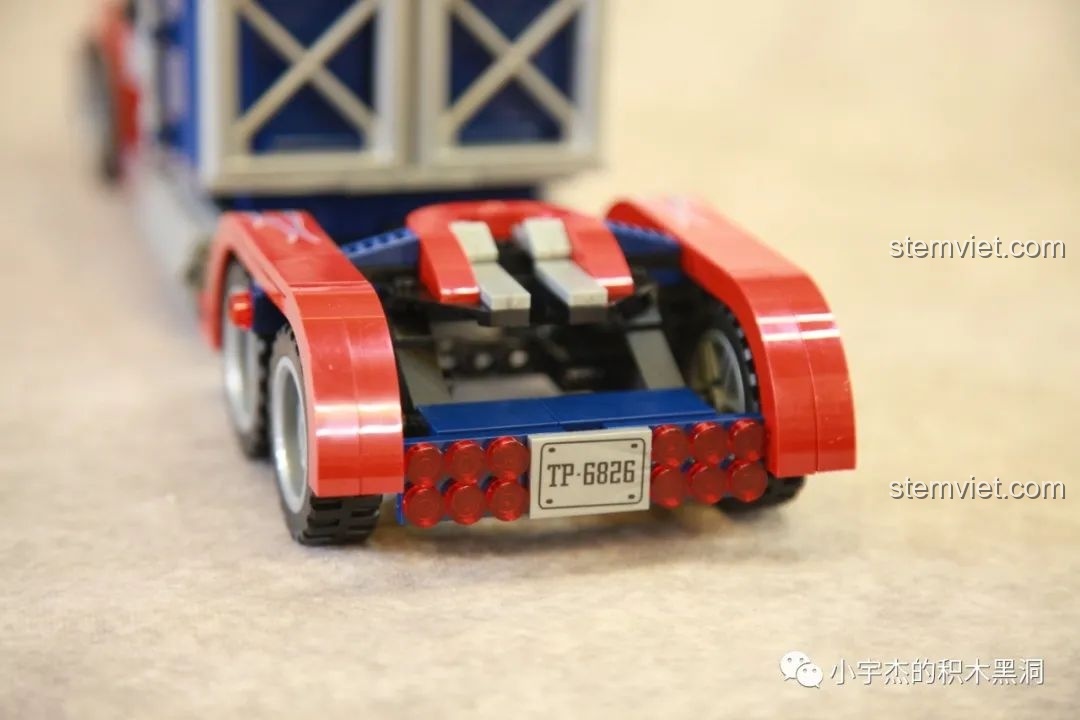 Chi tiết bánh xe phía sau và chắn bùn của mô hình Xe Tải Peterbilt 389 Kéo Lùi Màu Optimus Prime SEMBO, thể hiện độ chắc chắn.