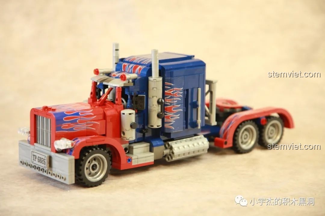 Góc nhìn 3/4 từ phía trước của mô hình hoàn chỉnh Xe Tải Peterbilt 389 Kéo Lùi Màu Optimus Prime SEMBO, thể hiện vẻ đẹp tổng thể.