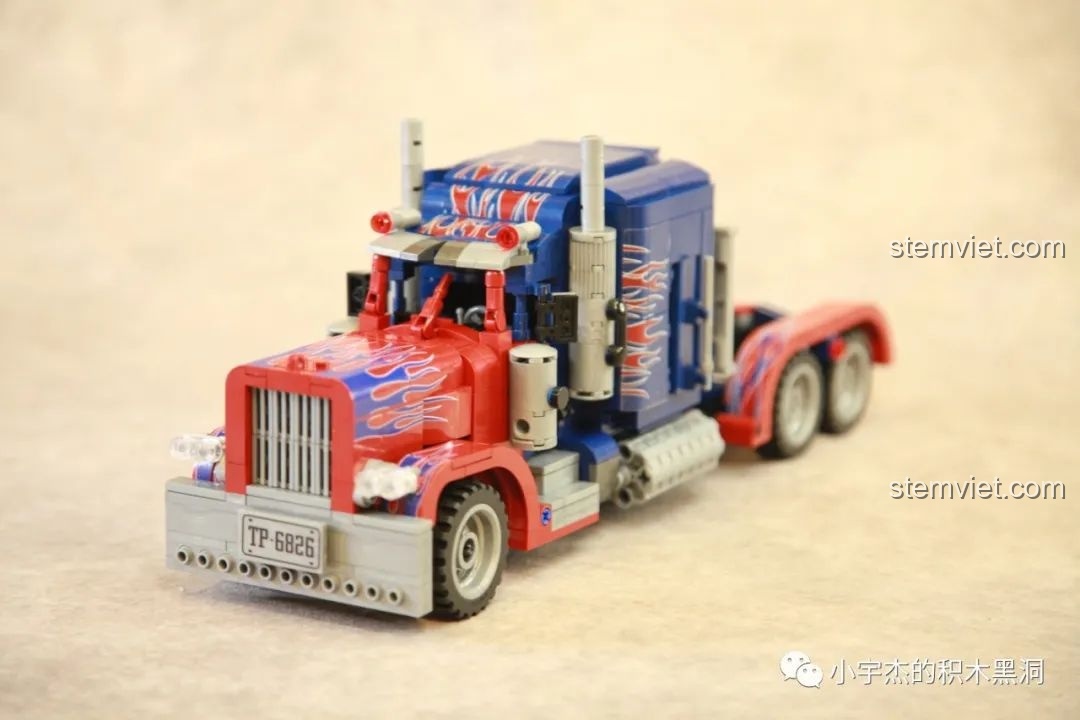 Góc nhìn 3/4 từ phía trước của mô hình hoàn chỉnh Xe Tải Peterbilt 389 Kéo Lùi Màu Optimus Prime SEMBO, thể hiện vẻ đẹp tổng thể.