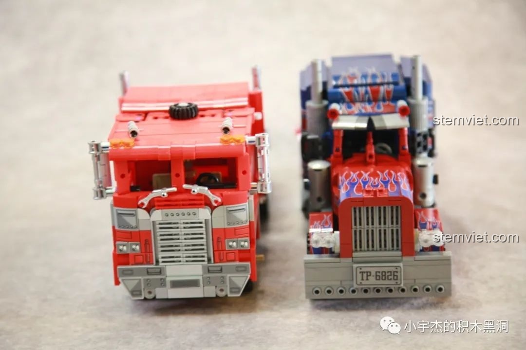 So sánh trực diện hai mô hình xe tải, bao gồm Xe Tải Peterbilt 389 Kéo Lùi Màu Optimus Prime SEMBO, làm nổi bật sự khác biệt về thiết kế.