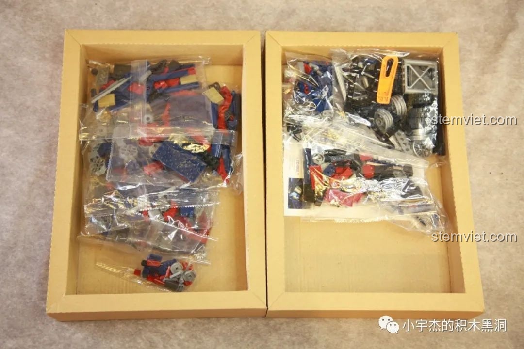 Hai hộp nhỏ bên trong hộp lớn của bộ lắp ráp SEMBO 701803 Xe Tải Peterbilt 389 Kéo Lùi Màu Optimus Prime, chứa các túi mảnh ghép.