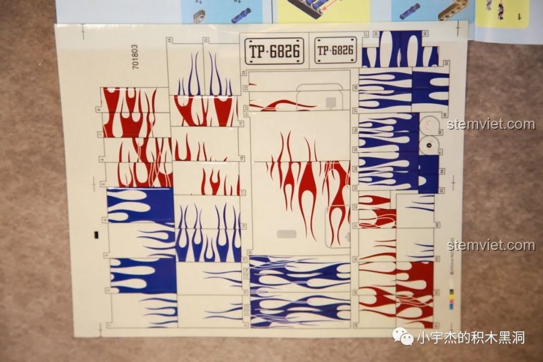 Tấm decal trong suốt với họa tiết lửa đỏ và xanh, dùng để trang trí cho mô hình Xe Tải Peterbilt 389 Kéo Lùi Màu Optimus Prime SEMBO.