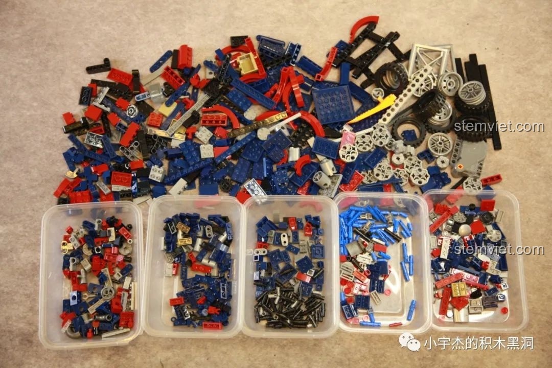 Các mảnh ghép của bộ lắp ráp SEMBO 701803 Xe Tải Peterbilt 389 Kéo Lùi Màu Optimus Prime đã được phân loại vào các hộp nhỏ.