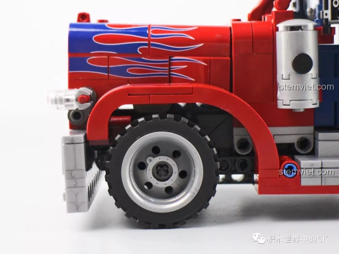 Cận cảnh chi tiết bậc lên xuống và bình nhiên liệu của xe tải Peterbilt 389, tăng tính chân thực.