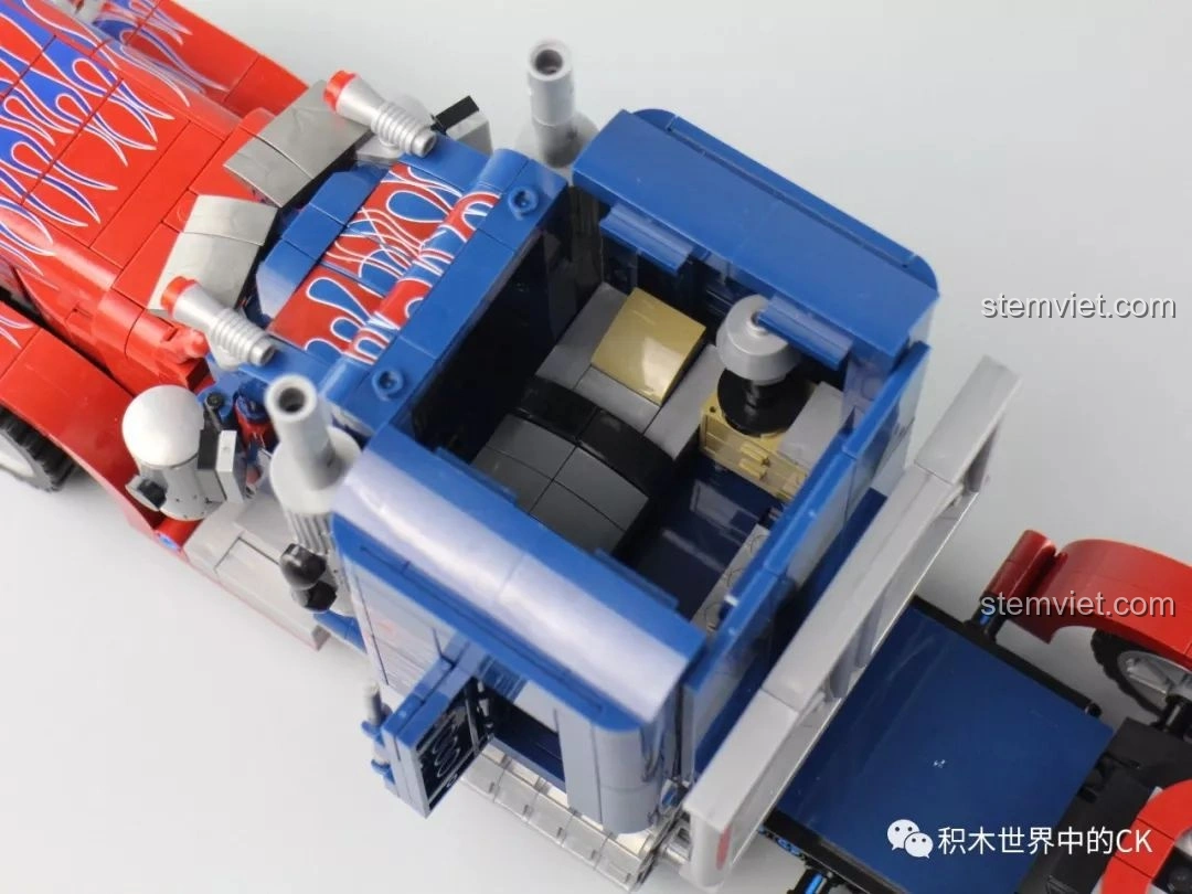 Cận cảnh bánh sau và vòm bánh của mô hình Peterbilt 389, thể hiện chi tiết lốp và độ khớp.