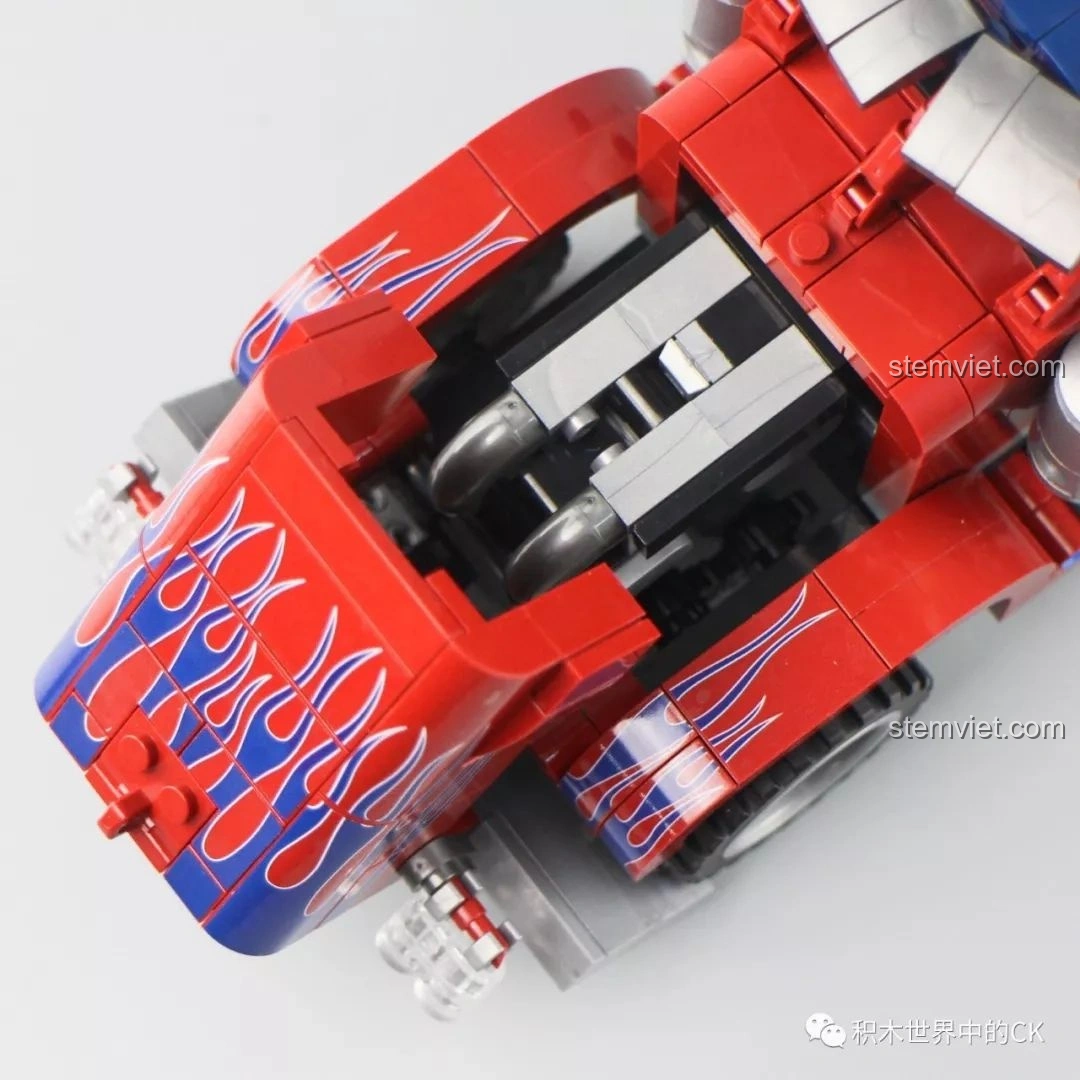 Cận cảnh bánh xe và vòm bánh của mô hình Peterbilt 389, thể hiện chi tiết lốp và độ khớp.