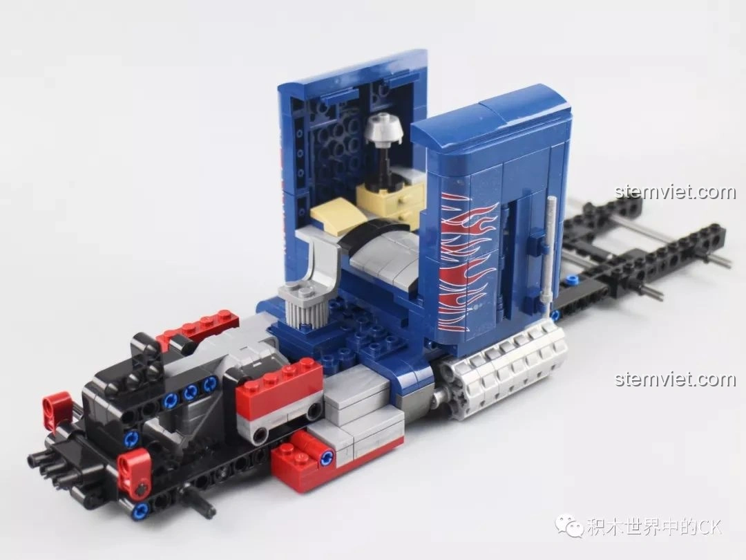 Phần cabin của xe tải Peterbilt 389 đang được lắp ráp, với các bức tường và ghế ngồi bên trong.