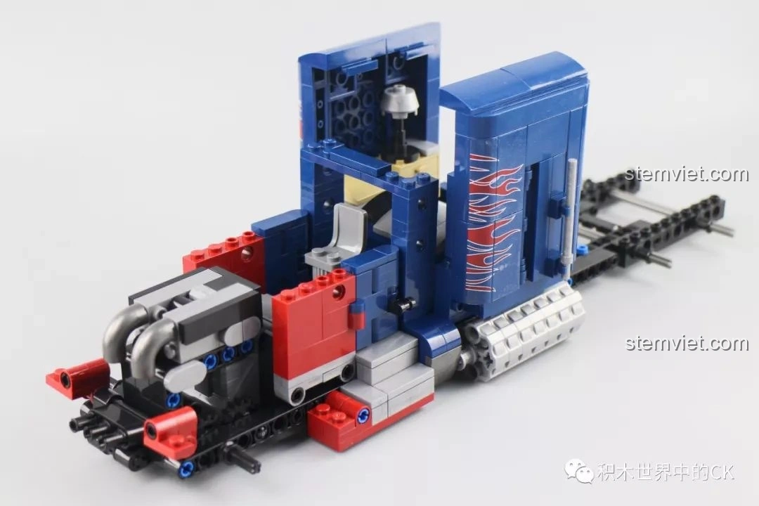 Cabin xe tải Peterbilt 389 đang trong quá trình lắp ráp, với các chi tiết cửa và nội thất được bổ sung.