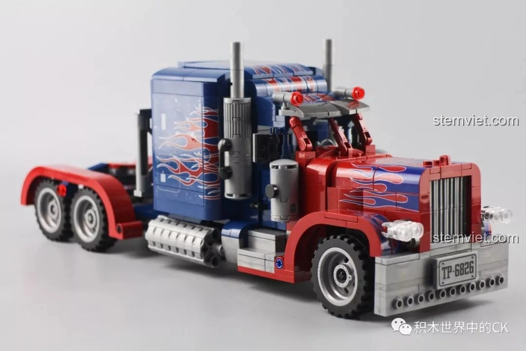 Cận cảnh phần đầu xe tải Peterbilt 389, với lưới tản nhiệt và đèn pha chi tiết.