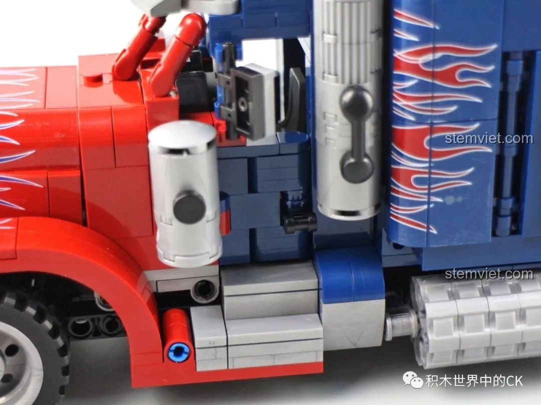 Cận cảnh phần cửa cabin và các chi tiết bên hông xe tải Peterbilt 389, thể hiện sự tinh xảo trong thiết kế.