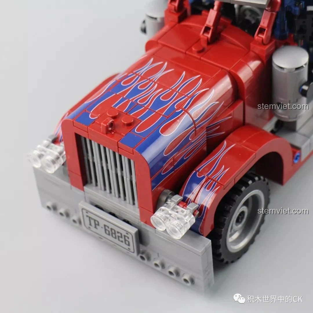 Cận cảnh chi tiết nắp capo mở của xe tải Peterbilt 389, cho thấy cơ chế và các bộ phận bên trong.