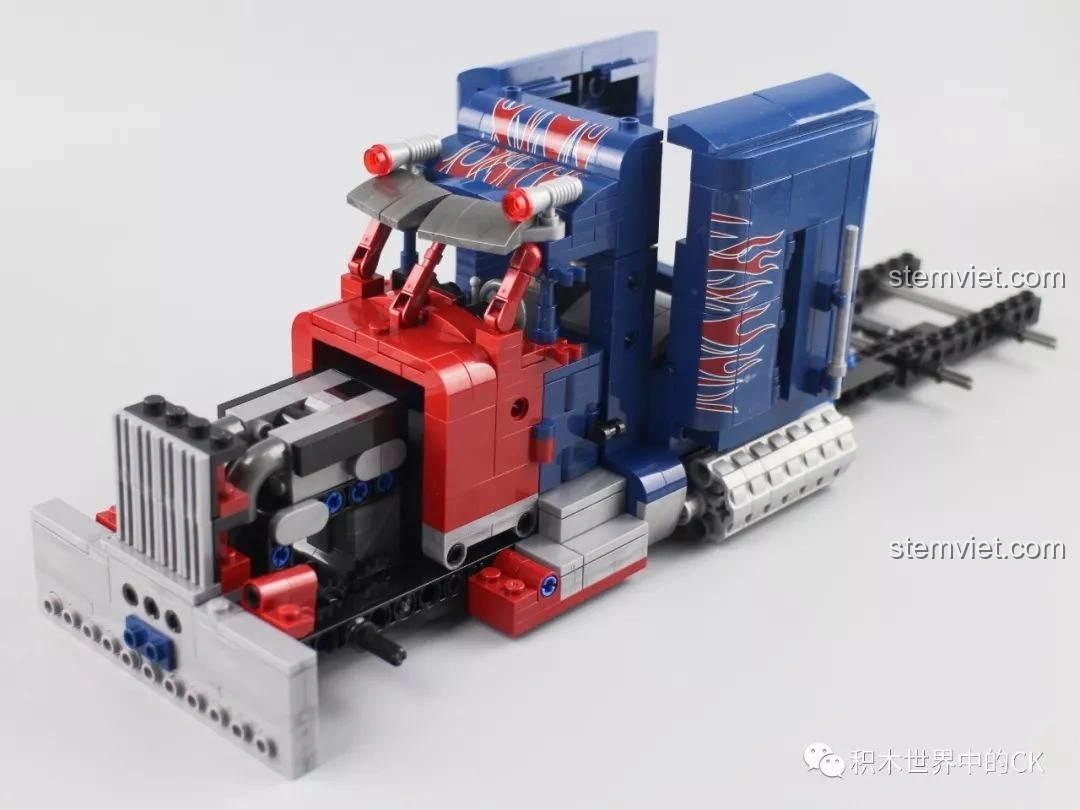 Đầu xe và lưới tản nhiệt của mô hình Peterbilt 389 đang được gắn vào thân xe, tạo hình dáng ban đầu.