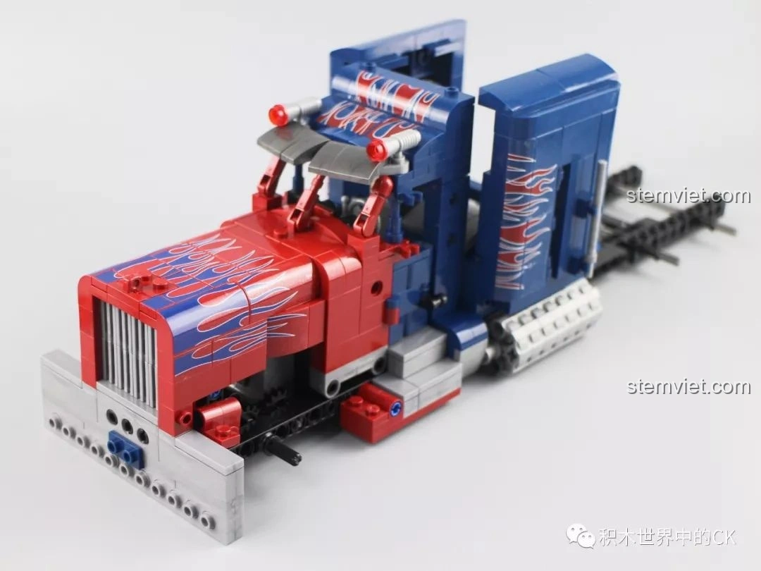 Tiếp tục lắp ráp các chi tiết ở đầu xe tải Peterbilt 389, hoàn thiện phần mặt trước của mô hình.