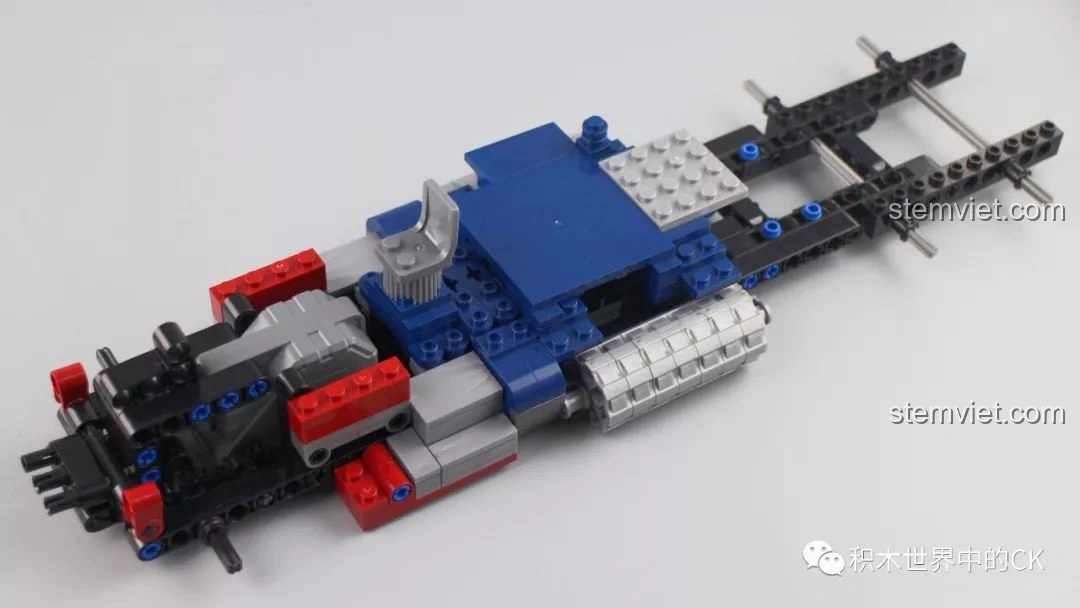 Quá trình lắp ráp phần động cơ và hệ thống kéo lùi vào khung xe tải Peterbilt 389.