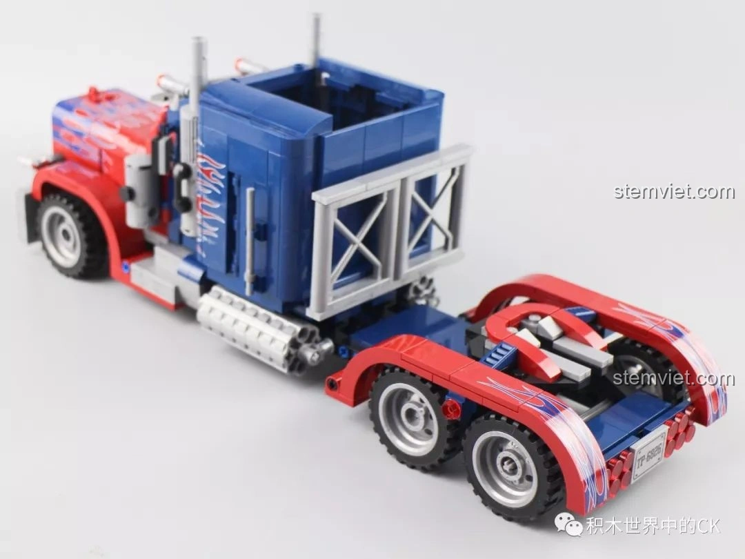 Lắp ráp phần đuôi xe và hệ thống bánh sau của mô hình Peterbilt 389, chuẩn bị hoàn thiện.