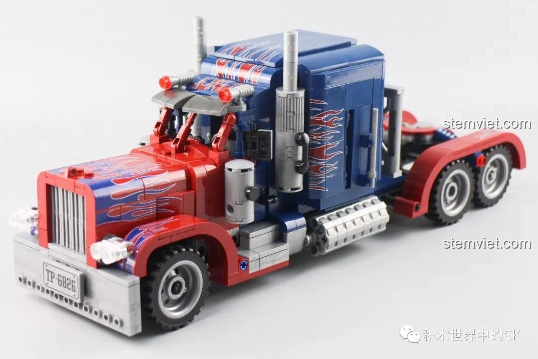 Mô hình xe tải Peterbilt 389 gần như hoàn chỉnh, chỉ còn thiếu phần nóc cabin.