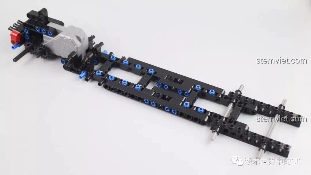 Khung gầm ban đầu của mô hình Xe Tải Peterbilt 389, được lắp ráp từ các mảnh ghép kỹ thuật.