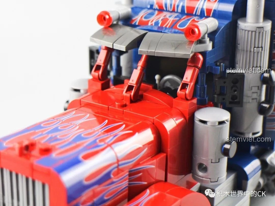 Cận cảnh cửa xe tải Peterbilt 389 có thể mở ra, để lộ nội thất bên trong cabin với ghế ngồi.