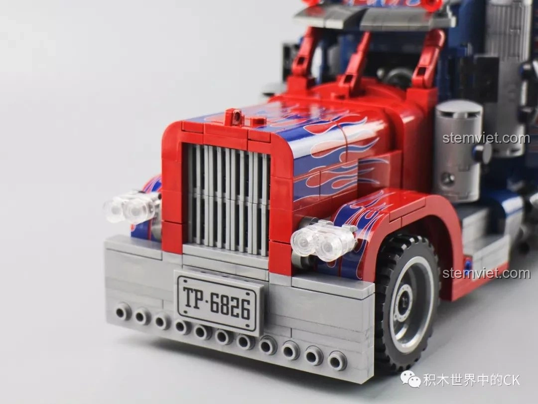 Cận cảnh nắp capo của xe tải Peterbilt 389 có thể mở ra, để lộ động cơ bên trong.