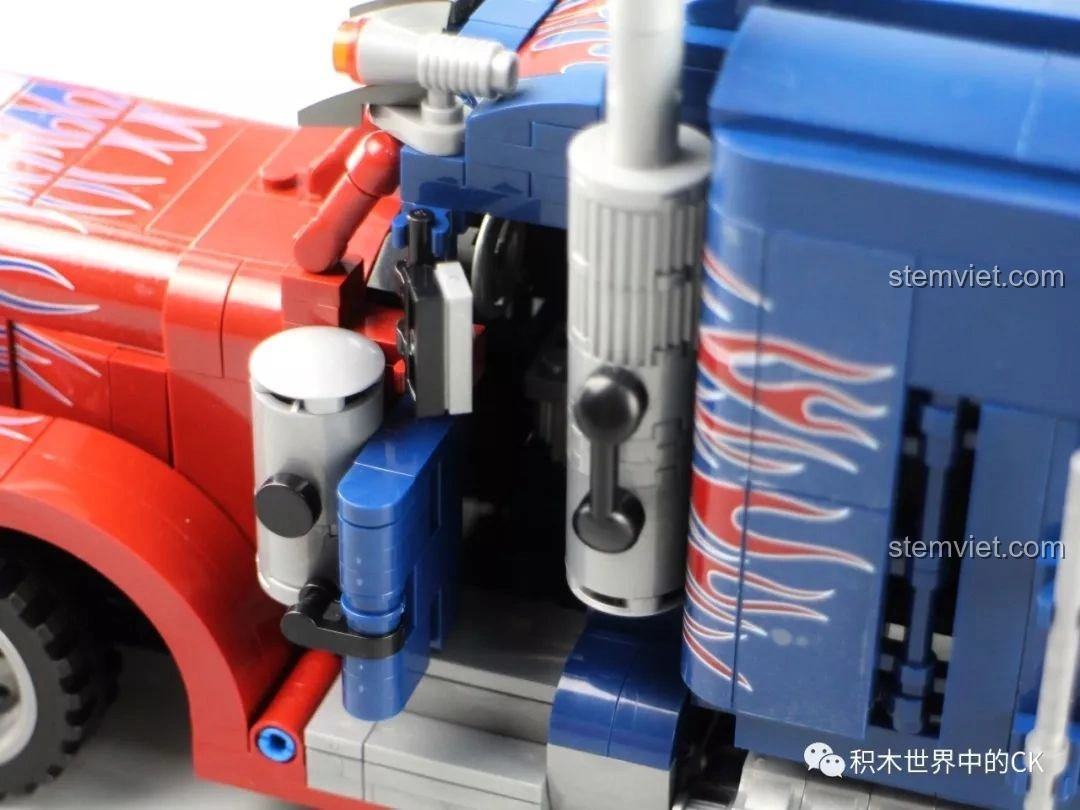 Cận cảnh nóc xe tải Peterbilt 389 có thể mở ra, để lộ không gian bên trong cabin.