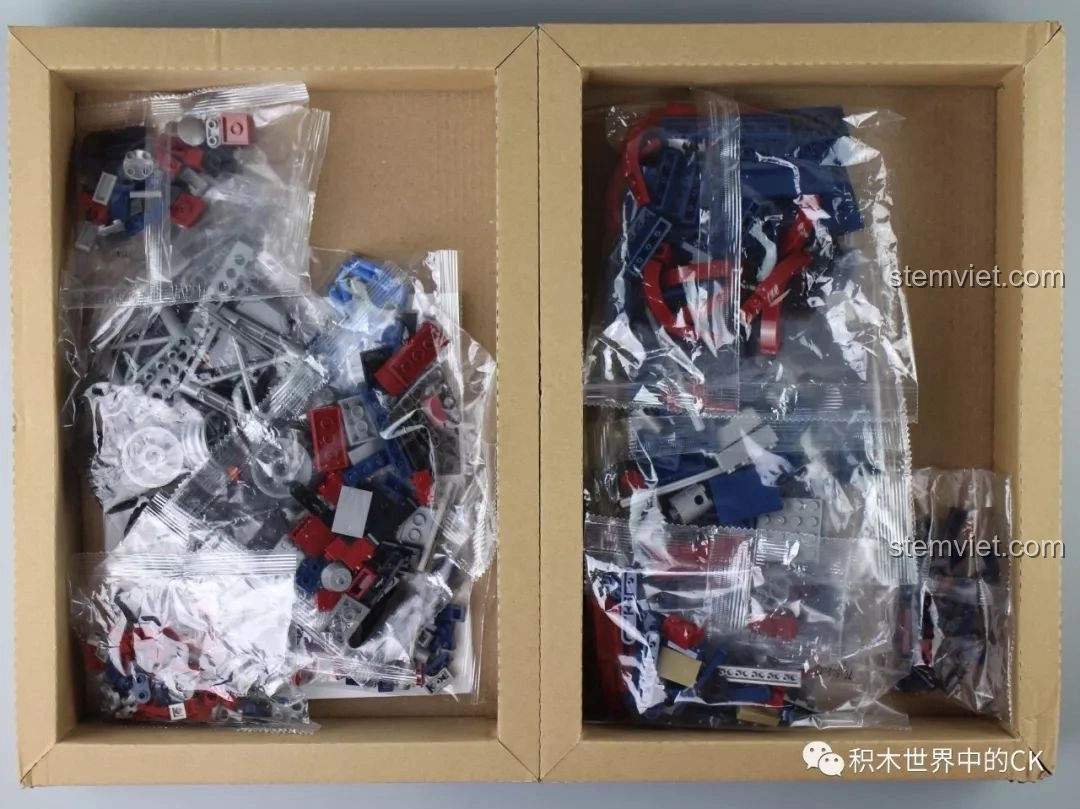 Nội dung bên trong hộp đồ chơi lắp ráp SEMBO 701803 Xe Tải Peterbilt 389, với các túi mảnh ghép được phân loại sơ bộ.