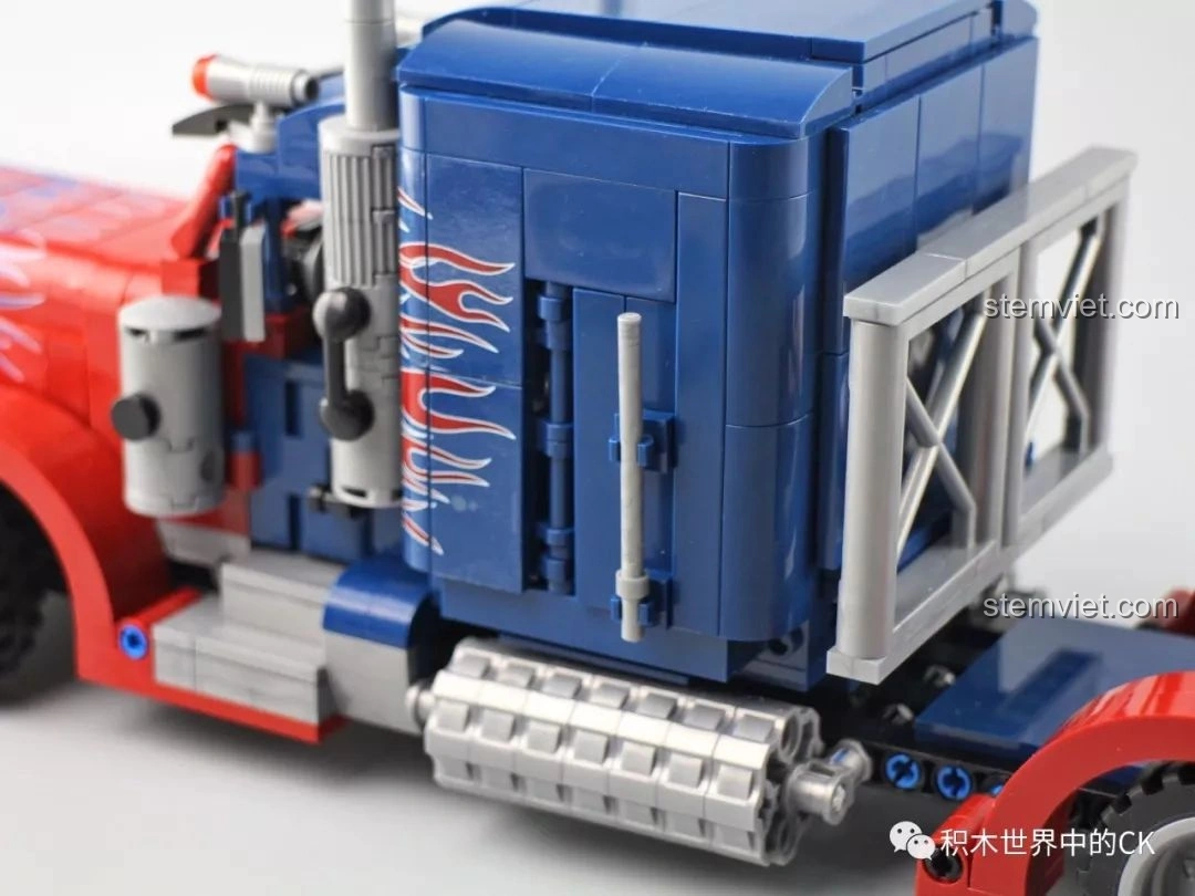 Cận cảnh nội thất bên trong cabin xe tải Peterbilt 389 khi nóc xe mở, với ghế ngồi và bảng điều khiển.