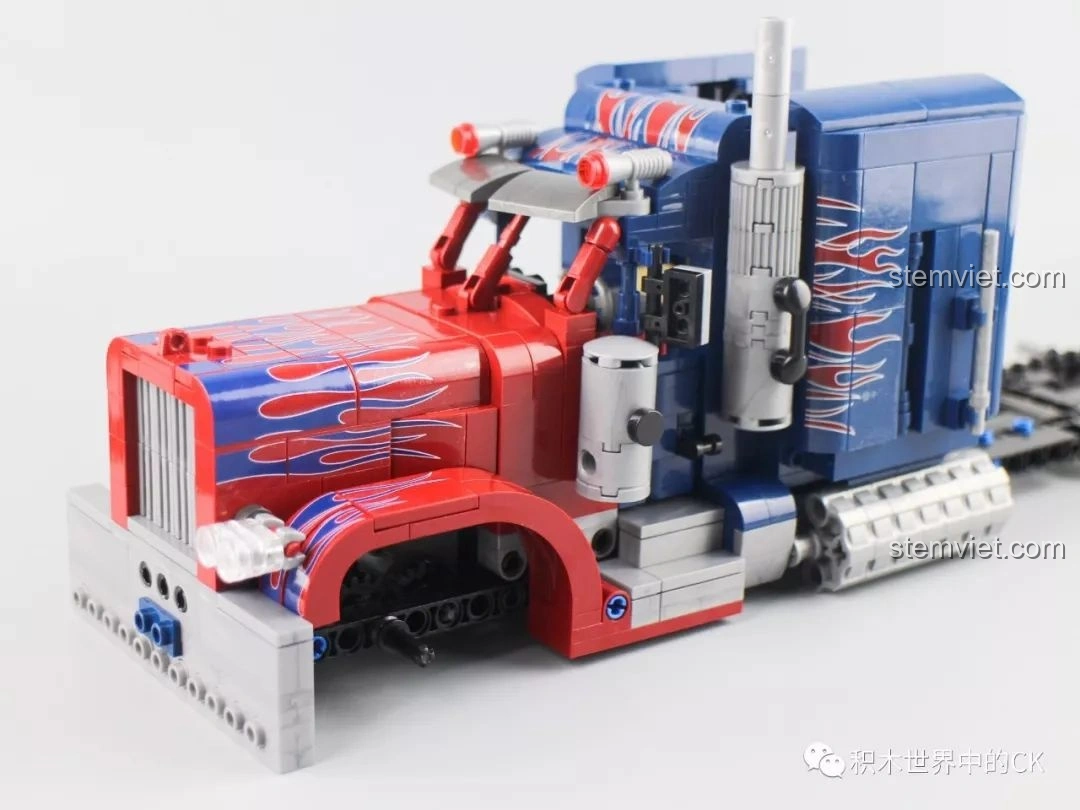 Lắp ráp các chi tiết ống xả và đèn pha vào mô hình xe tải Peterbilt 389, tăng tính chân thực.