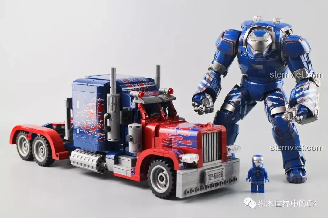 Mô hình xe tải Peterbilt 389 tạo dáng cùng một nhân vật Optimus Prime, thể hiện sự tương thích và vẻ đẹp của cả hai.