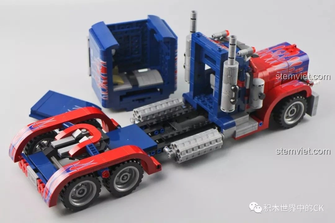 Mô hình xe tải Peterbilt 389 so sánh với mô hình Iron Man Hulkbuster và một minifigure, thể hiện tỷ lệ kích thước.