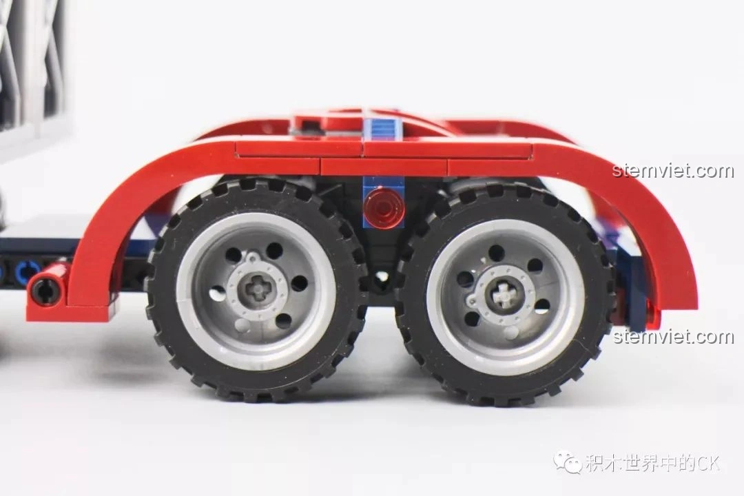 Mô hình xe tải Peterbilt 389 đặt cạnh một lon nước, giúp hình dung kích thước thực tế của sản phẩm.