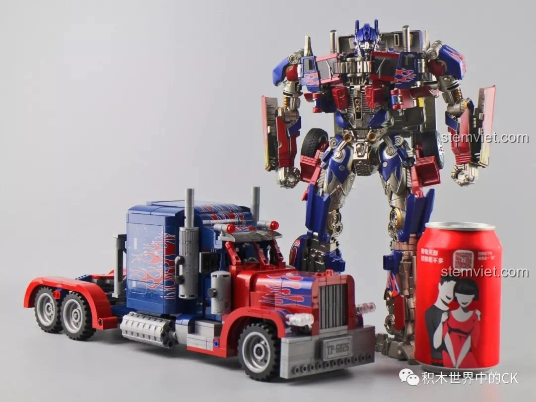 Mô hình xe tải Peterbilt 389 đặt cạnh chiếc Mini Cooper từ Speed Champions, so sánh kích thước giữa hai mô hình.