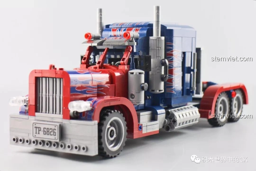 Mô hình xe tải Peterbilt 389 đã hoàn thành, nhìn từ góc 3/4 phía trước bên trái.