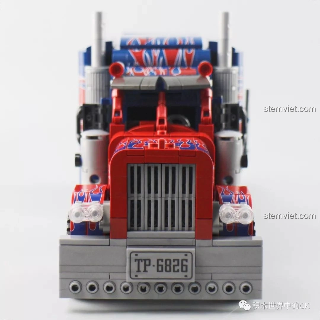 Mô hình xe tải Peterbilt 389 đã hoàn thành, nhìn trực diện từ phía trước, nổi bật lưới tản nhiệt.