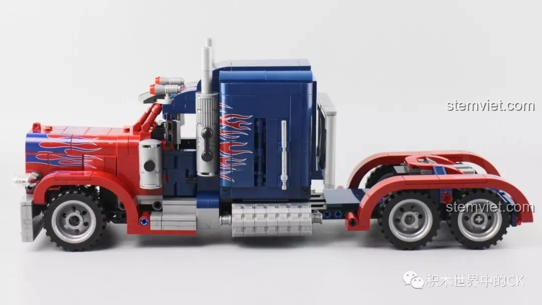 Mô hình xe tải Peterbilt 389 đã hoàn thành, nhìn từ góc nghiêng bên hông, thể hiện chiều dài xe.