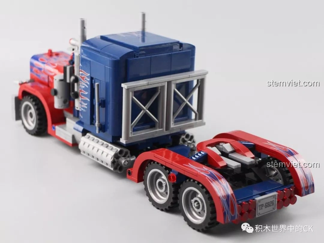 Mô hình xe tải Peterbilt 389 đã hoàn thành, nhìn từ phía sau, nổi bật đèn hậu và phần kết nối.