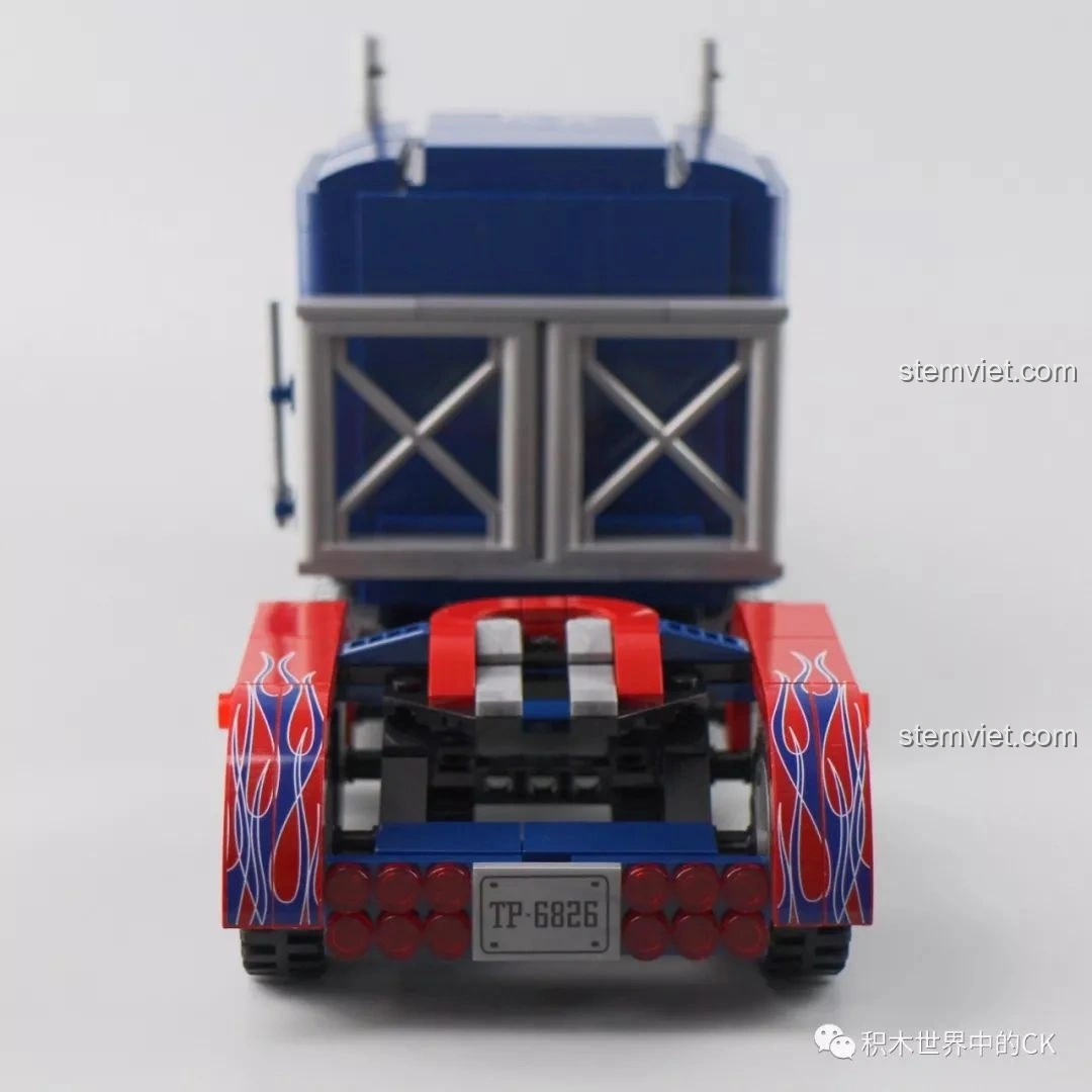 Mô hình xe tải Peterbilt 389 đã hoàn thành, nhìn từ trên cao xuống, tổng quan về thiết kế.