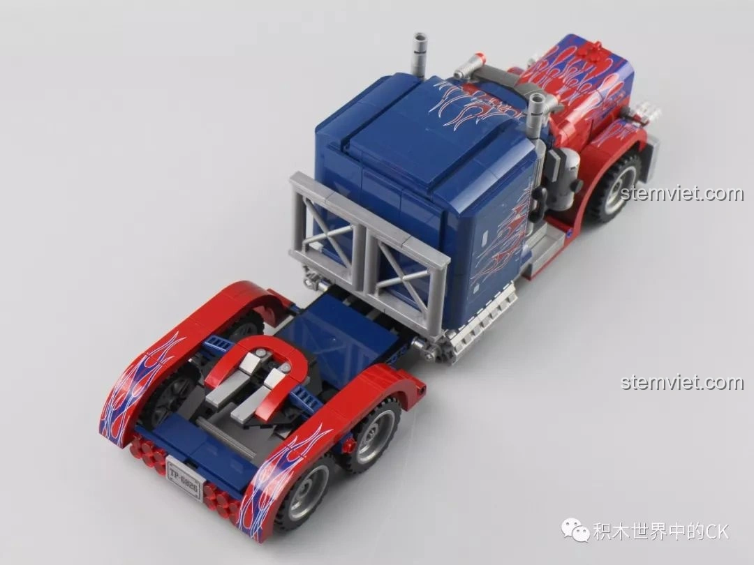 Mô hình xe tải Peterbilt 389 đã hoàn thành, nhìn từ trên cao, tổng thể hài hòa của các bộ phận.