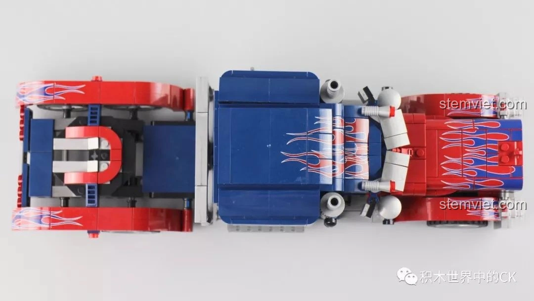 Mô hình xe tải Peterbilt 389 đã hoàn thành, nhìn từ góc 3/4 phía trước bên phải, nổi bật vẻ đẹp mạnh mẽ.