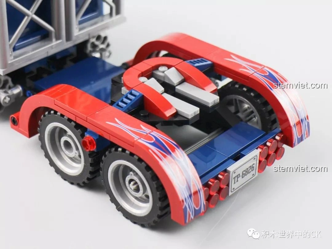 Mô hình xe tải Peterbilt 389 với phần cabin được tháo rời, cho thấy cấu trúc bên trong và khung xe.